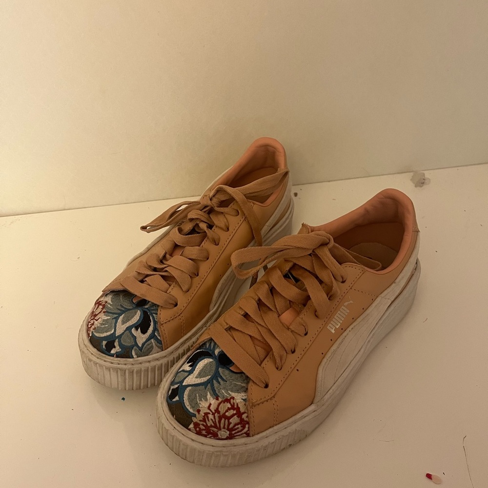 PUMA floral embroidered sneakers. Size 7.5. Very comfortable and cute.